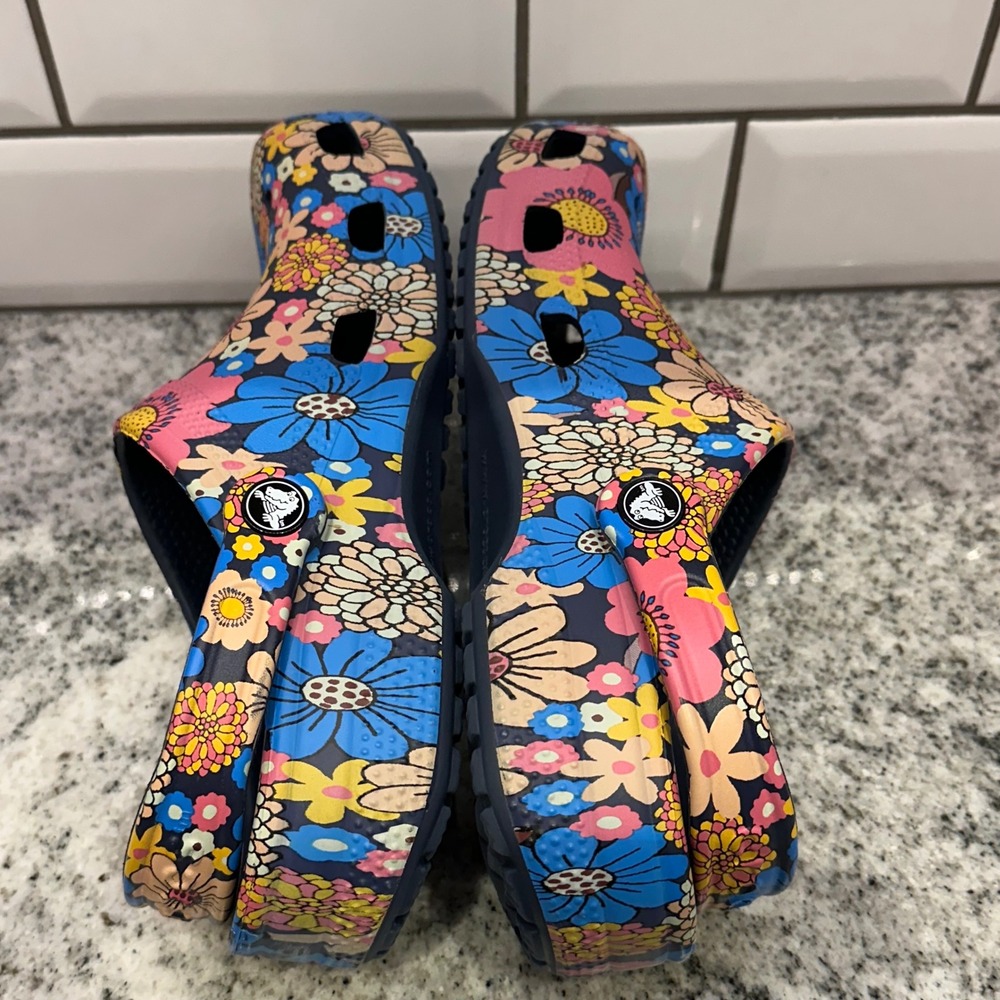 Crocs Women 7 Classic Clogs Navy Blue Pink Yellow Floral Print Boho Retro Summer - Picture 8 of 8